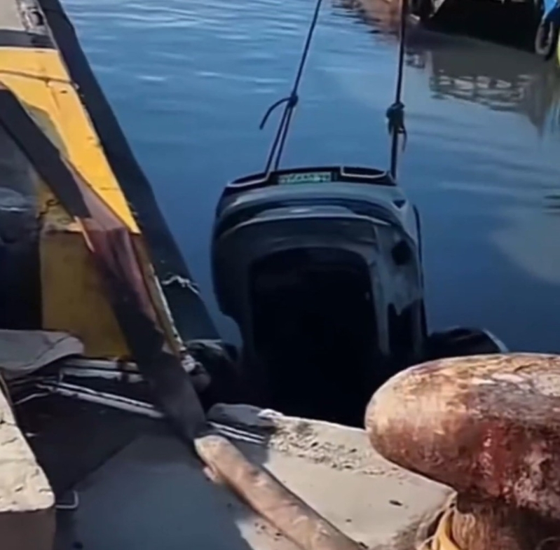 肇事車輛由吊臂打撈上岸。