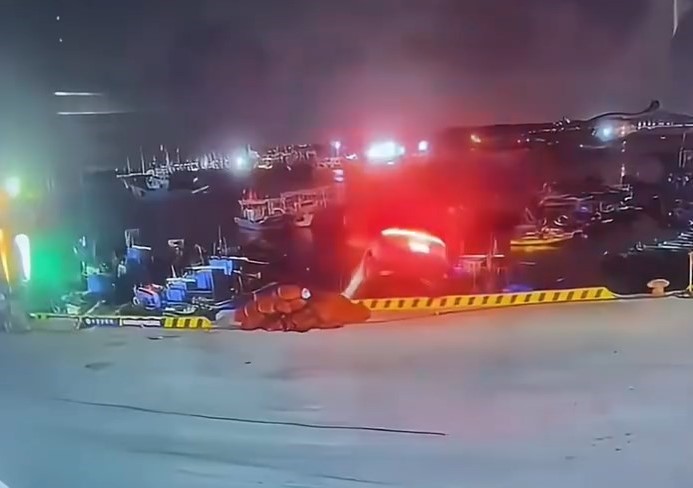 影片拍下車輛墮海經(jīng)過