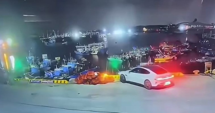 網(wǎng)傳影片拍下車輛墮海經(jīng)過。