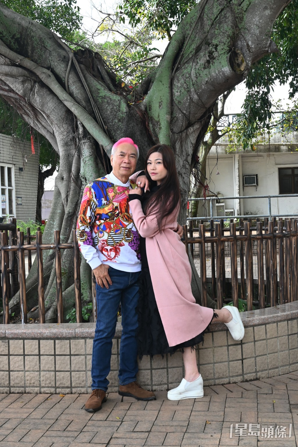 74歲的李龍基與比他年輕逾30年的王青霞發(fā)展忘年戀。