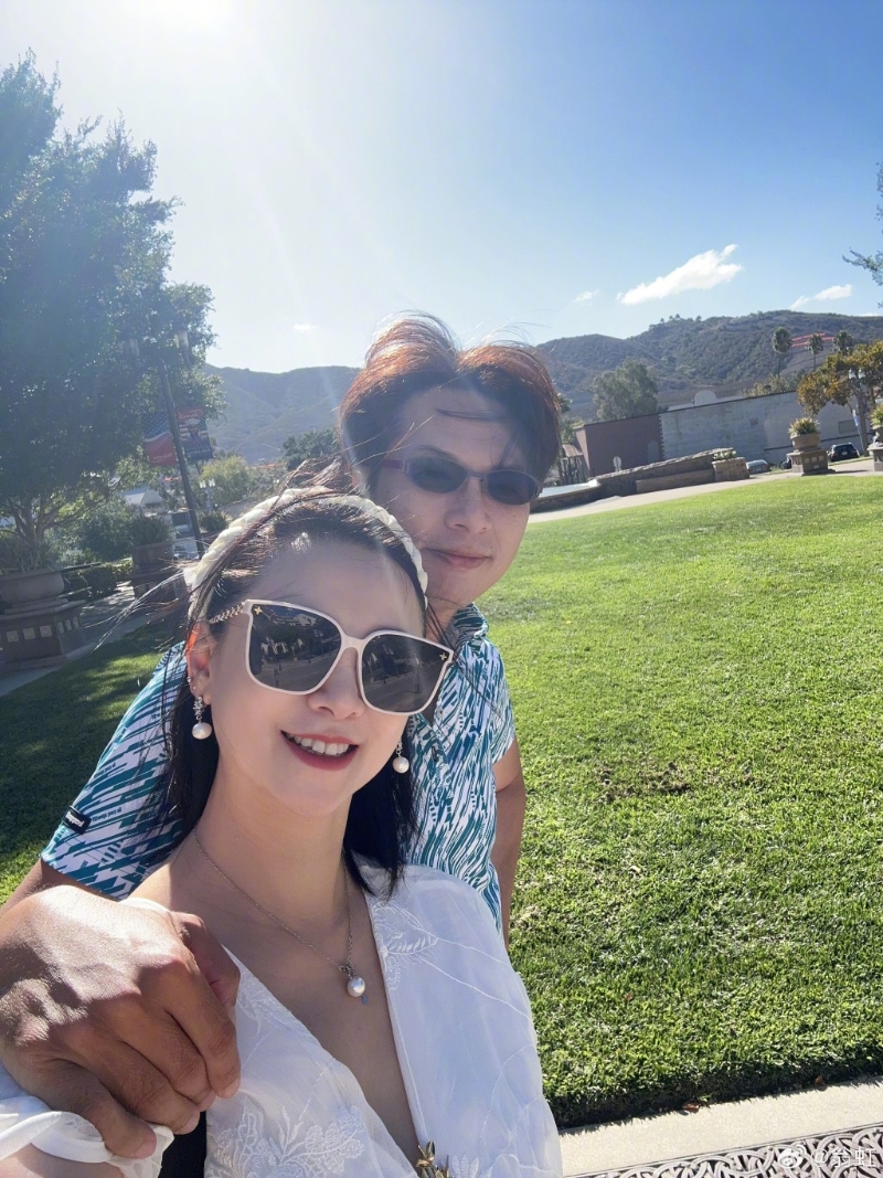 翁虹近日在微博分享與老公新相。