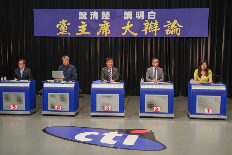 “說(shuō)清楚講明白，黨主席大辯論”11日在中天電視舉行，國(guó)民黨主席候選人蔡志弘（左起）、張亞中、郝龍斌、羅智強(qiáng)、鄭麗文出席。