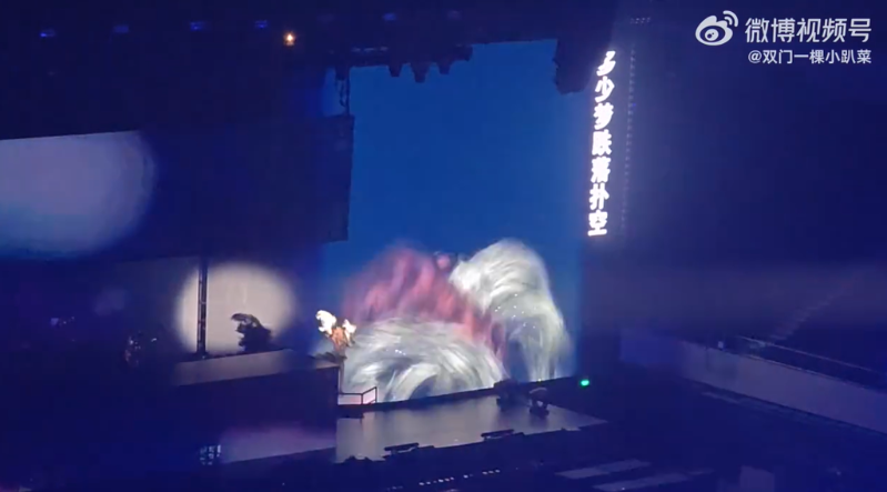 張靚穎演唱會突墜落2米高舞臺。