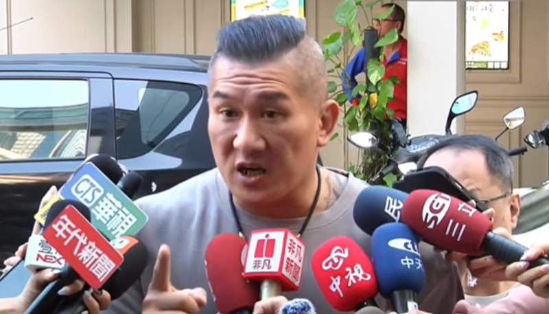 陳之漢現(xiàn)身刑事局。