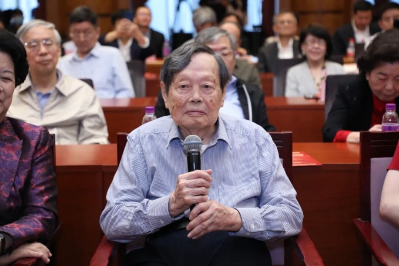 2021年楊振寧在清華大學舉行的“楊振寧先生學術(shù)思想研討會”上講話