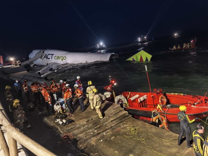 消防將傷者救起。