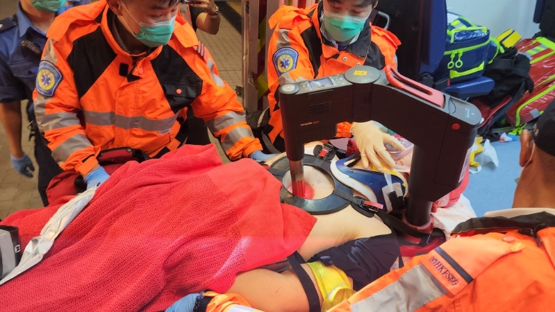 機管局巡邏車司機滿頭鮮血送院不治。