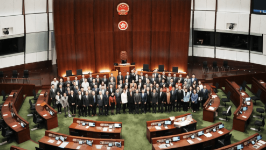 文章贊第七屆立法會一些議員為推動愛國愛港力量新老交替、薪火相傳，放棄競逐連任，表現(xiàn)出高風亮節(jié)。