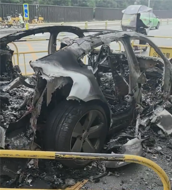 西安一保時捷Taycan起火燒報廢 官方曾三次發(fā)布電池熱失控風險召回