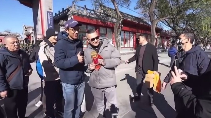 臺(tái)灣網(wǎng)紅“館長(zhǎng)”陳之漢到訪北京，在街頭與民眾合照。