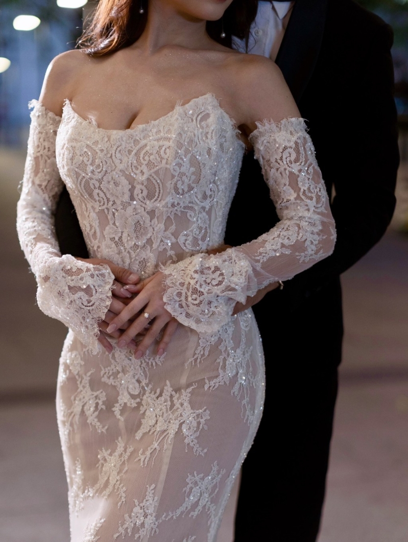 梁凱寧昨晚（10月26日）公開多張與未婚夫的婚紗照，其中一張照片四手遮肚引起網(wǎng)民熱議。