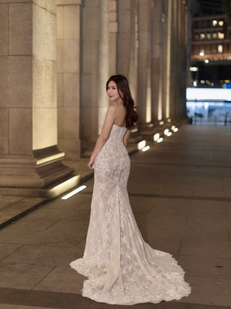 梁凱寧穿上一件拖尾婚紗，非常優(yōu)雅。