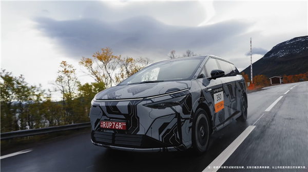 新款小鵬X9在北極冰雪路面100-0km/h急剎 穩(wěn)穩(wěn)剎住