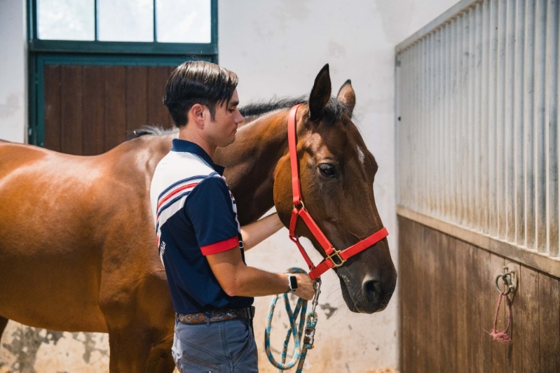 何誕華在香港出生和長大，7歲開始學(xué)習(xí)騎馬。
