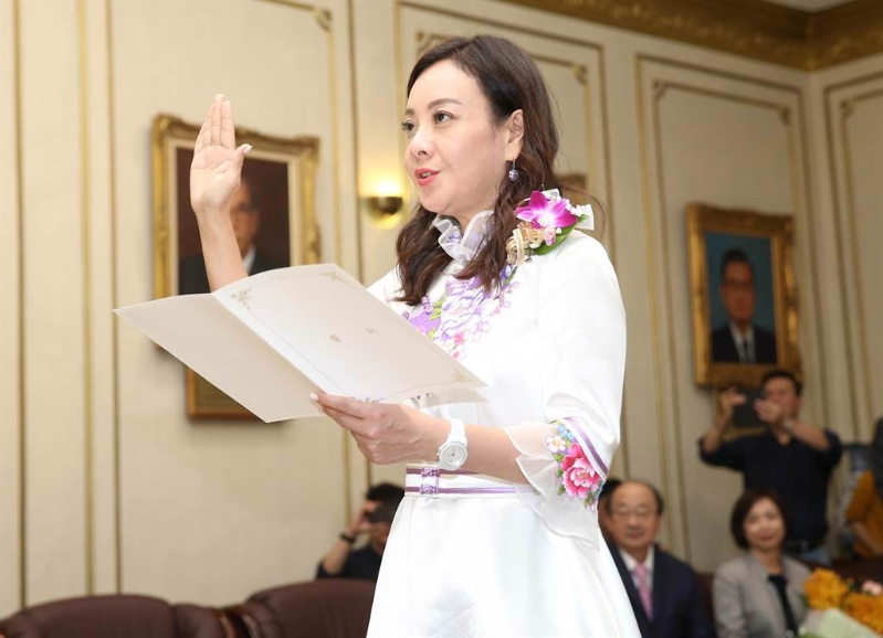 蔣絜安曾遞補(bǔ)民進(jìn)黨不分區(qū)“立委”，在“立法院”用客語(yǔ)宣誓就職。