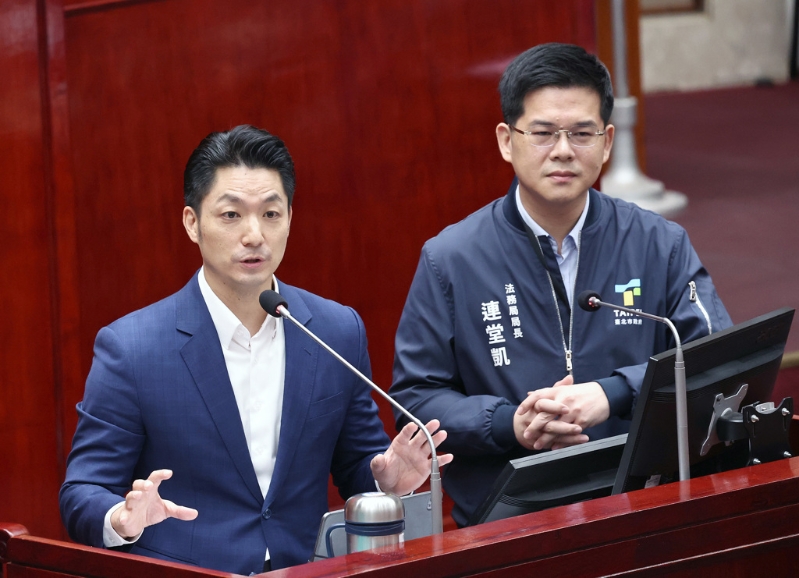 臺北市長蔣萬安（左）及法務局長連堂凱（右）29日在市議會回復議員質(zhì)詢，希望在明年中能與輝達順利簽約。