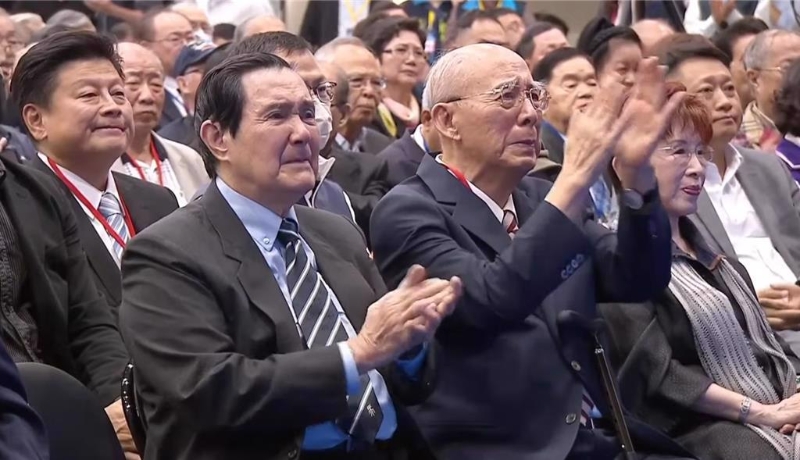 前臺領(lǐng)導(dǎo)人馬英九（左）與前主席吳伯雄（右）。