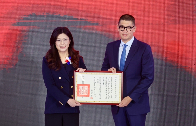 國(guó)民黨第22屆第一次“全代會(huì)”1日舉行，國(guó)民黨主席選監(jiān)小組召集人連勝文把當(dāng)選證書交給新任黨主席鄭麗文。