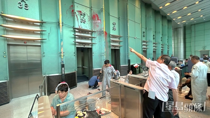 電梯大堂多處有油跡。