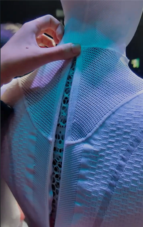 小鵬Iron機器人走路被質(zhì)疑是真人 里面還穿著內(nèi)褲！何小鵬脫衣展示