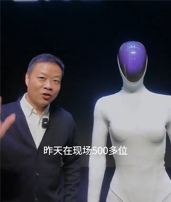 小鵬Iron機器人走路被質(zhì)疑是真人 里面還穿著內(nèi)褲！何小鵬脫衣展示