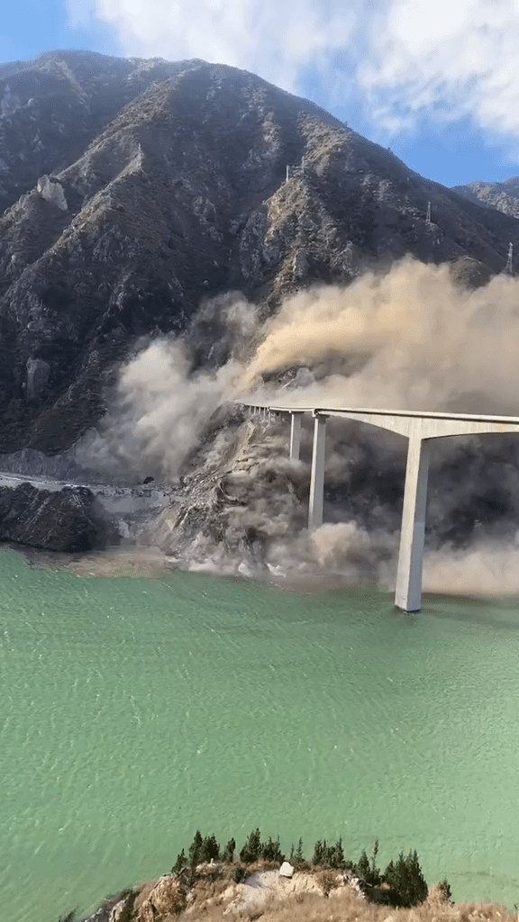 四川阿壩紅旗特大橋垮塌。