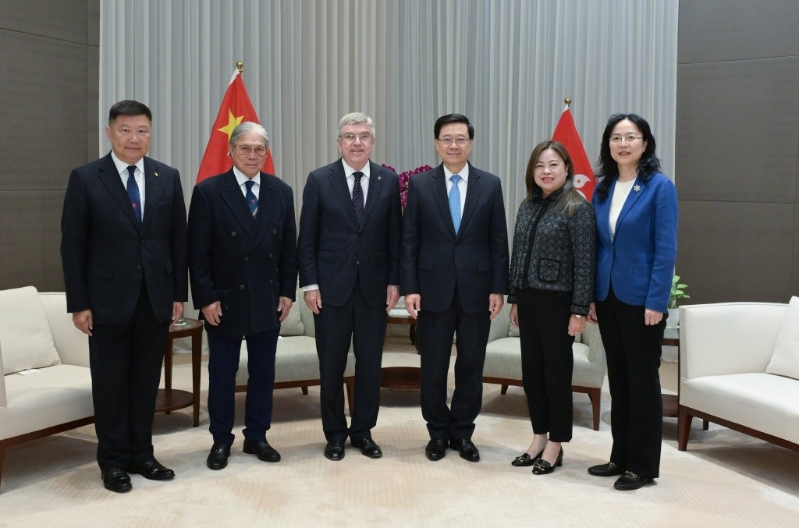 李家超今午與國際奧委會(huì)終身名譽(yù)主席巴赫（左三）會(huì)面。
