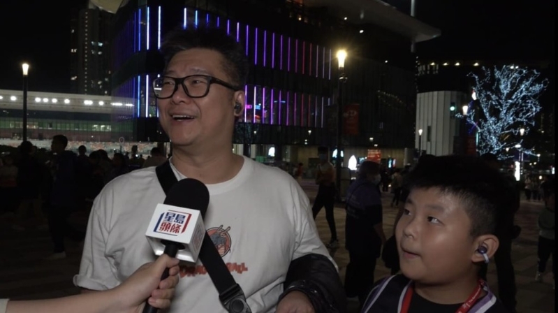 譚先生（左）特意帶同10歲兒子到場。