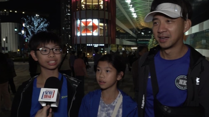 蘇先生（右） 一家四口到場支持港隊，其12歲兒子和10歲女兒平日都有打欖球。