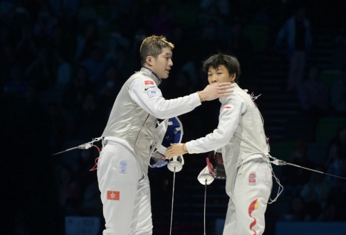 張家朗（左）戰(zhàn)勝曾昭然，奪得銅牌。