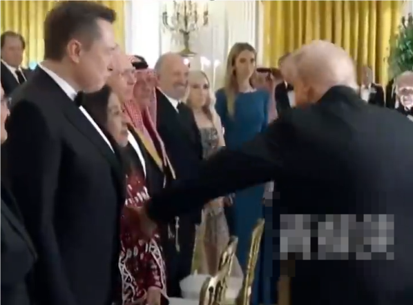 馬斯克受邀參加晚宴 特朗普特意留步拍了拍他肚子