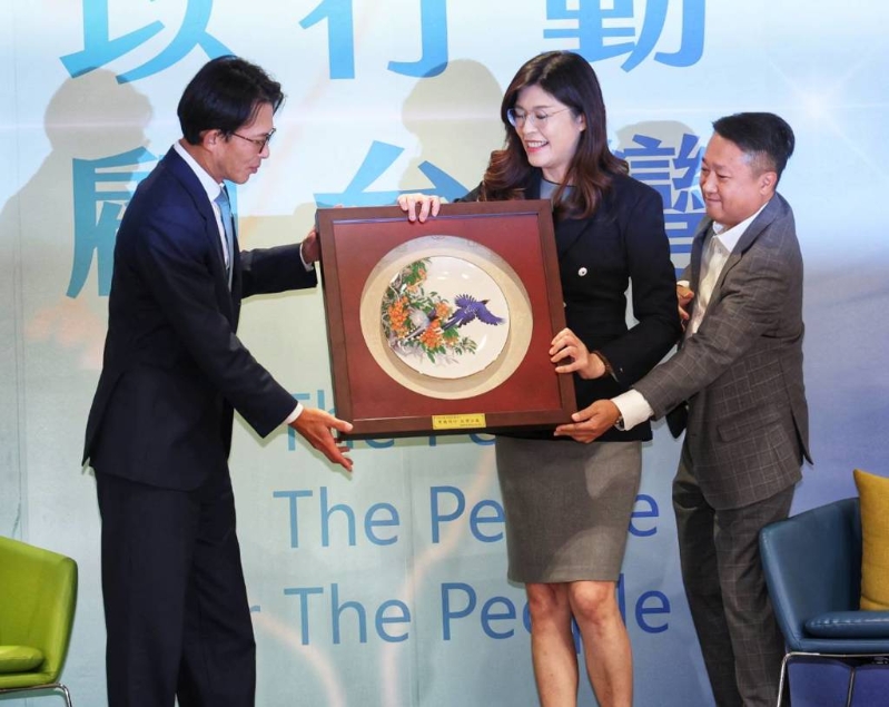 國(guó)民黨主席鄭麗文（中）19日與民眾黨主席黃國(guó)昌（左）進(jìn)行“鄭黃會(huì)”，鄭麗文送上禮物給黃國(guó)昌。