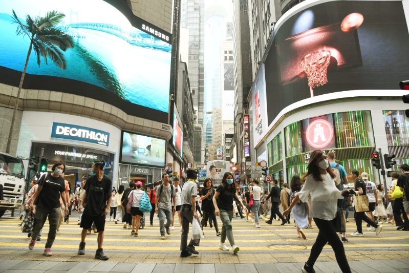 他指香港很早就融入到整個(gè)全球體系，培養(yǎng)了很多國際化金融從業(yè)者、熟悉英美法系的法律人才。