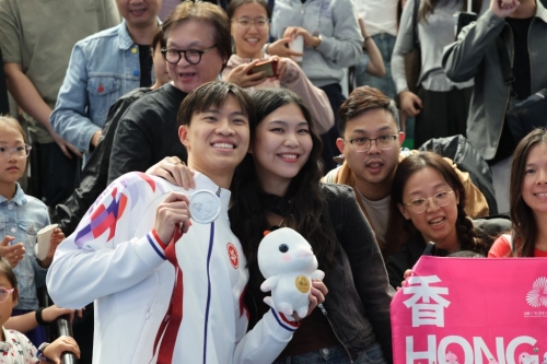 何思朗摘銀后點(diǎn)名多謝妻子、前劍手何迪琳，并稱獎(jiǎng)金會(huì)“收歸國(guó)有”。