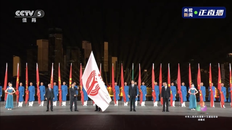 李家超傳遞全運會會旗。1