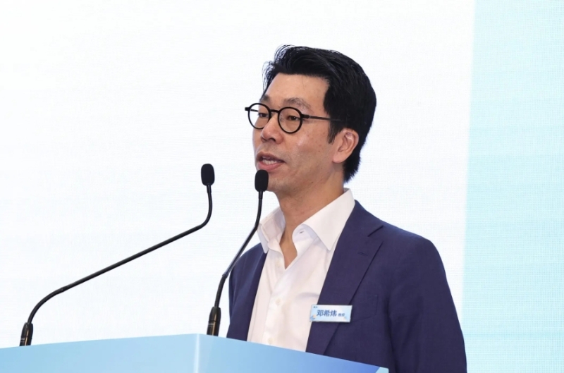 香港大學(xué)協(xié)理副校長（環(huán)球事務(wù)）兼港大經(jīng)管學(xué)院副院長（對外事務(wù)）鄧希煒教授認(rèn)為，企業(yè)出海策略已從“中國+1”轉(zhuǎn)為“美國+1”。