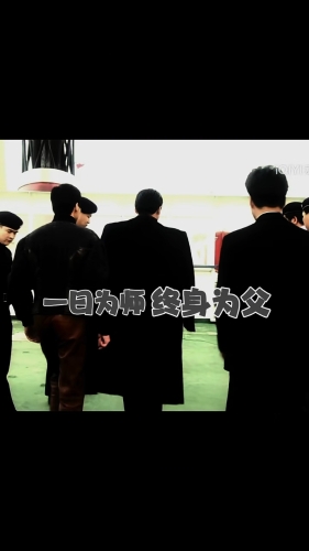 鄭則仕拍片講恩師，雖然全片未有提及是誰，但影片一開始已表明就是周潤發(fā)。