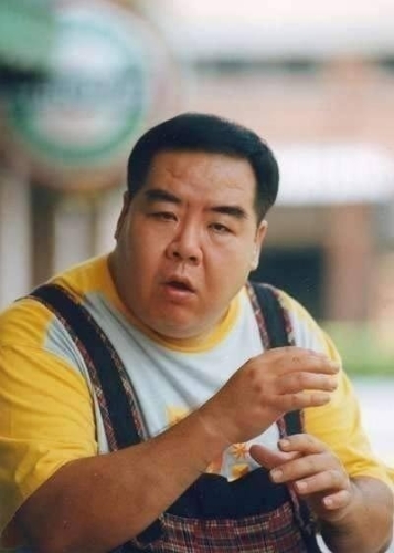 鄭則仕憑肥貓一角成名。 