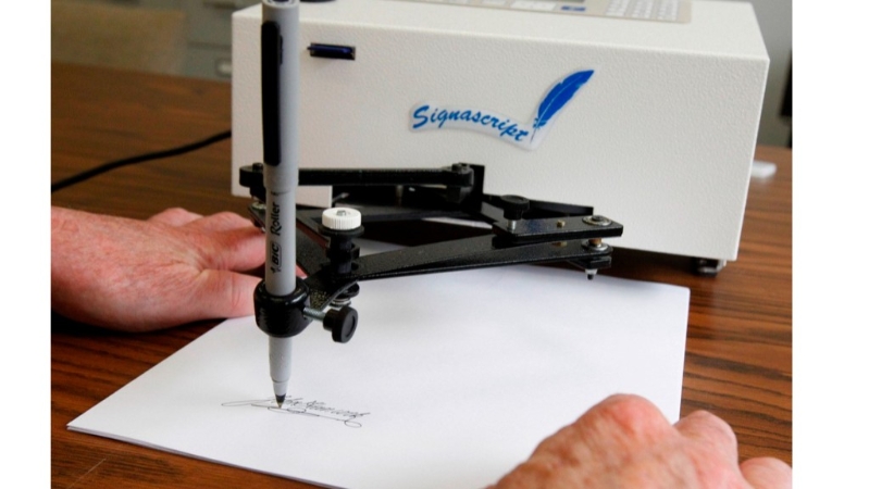 特朗普稱(chēng)將撤銷(xiāo)所有前總統(tǒng)拜登用簽名機(jī)簽下的行政命令。美聯(lián)社