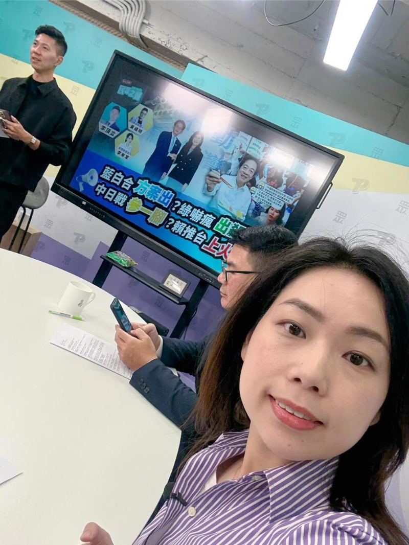 有意參選2026新北市第四選區(qū)市議員選舉的李有宜（中），30日宣布退出民眾黨，稱全力專注博士班學(xué)業(yè)。