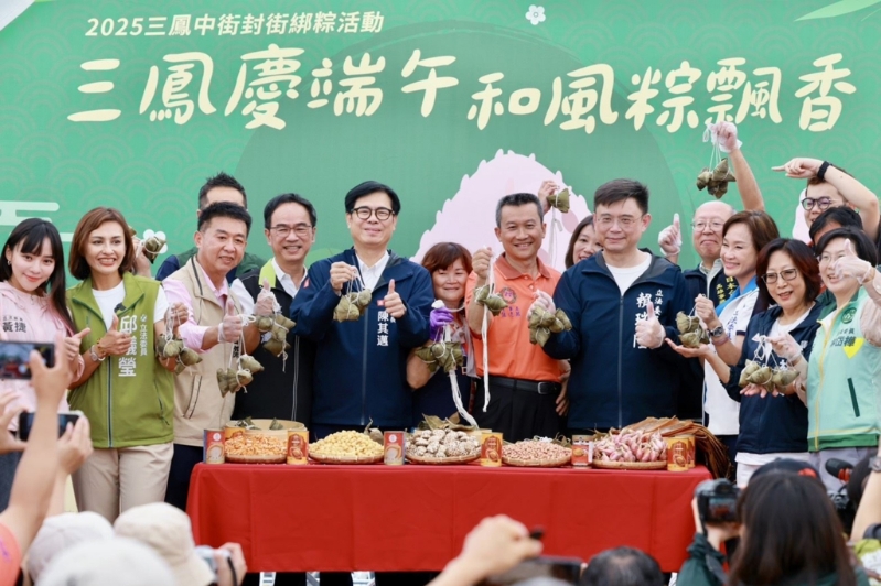 圖為“立委”邱議瑩（左一）、許智杰（左二）、林岱樺（右一）、賴瑞?。ㄓ宜模?、柯志恩（右三）同臺，和高雄市長陳其邁（左五）參加活動畫面。