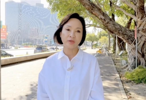 TVBS民調(diào)中心的結(jié)果顯示，柯志恩對(duì)決賴瑞隆，僅落后2個(gè)百分點(diǎn)。