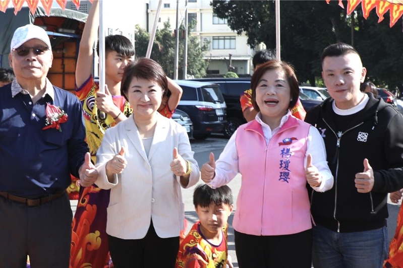 國民黨臺中市長候選人以江啟臣的呼聲最高，但藍(lán)委楊瓊瓔（右二）表態(tài)參選，媒體分析這讓盧秀燕（左二）陷入兩難。