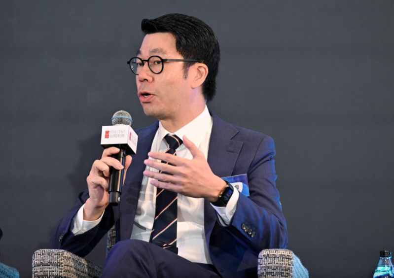 香港大學(xué)協(xié)理副校長(zhǎng)（環(huán)球事務(wù)）兼港大經(jīng)管學(xué)院副院長(zhǎng)（對(duì)外事務(wù)）鄧希煒。