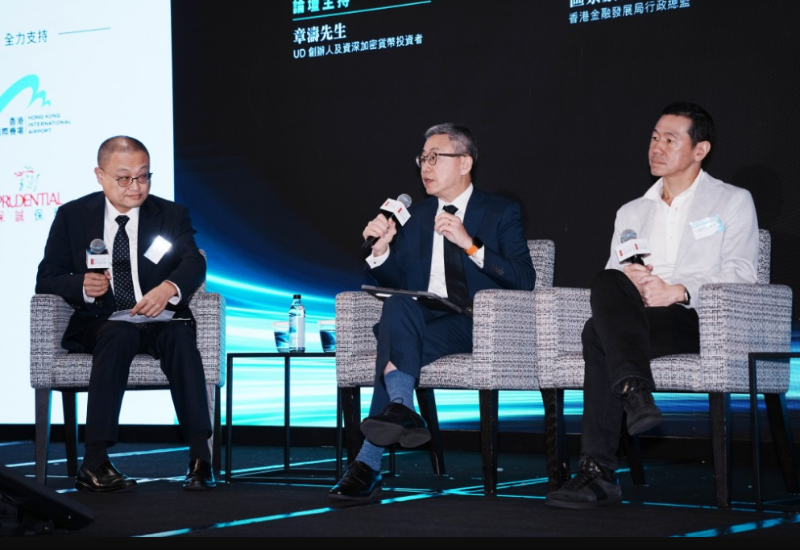 區(qū)景麟（中）表示，由于Web3仍屬新行業(yè)，監(jiān)管機(jī)構(gòu)仍需時適應(yīng)及學(xué)習(xí)，但近年的監(jiān)管措施已越來越快，內(nèi)容亦更廣而深。