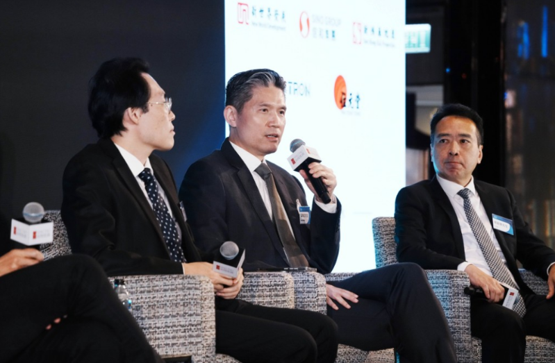 區(qū)偉志（中）指出，Web3其中一個特點(diǎn)是去中心化，產(chǎn)品屬全球通行，投資者會選擇流動性高或監(jiān)管相對不嚴(yán)格的地方，香港的監(jiān)管亦因此需要從中作出平衡。