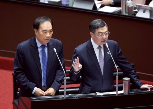 “中選會(huì)”代理主委吳容輝（左）。