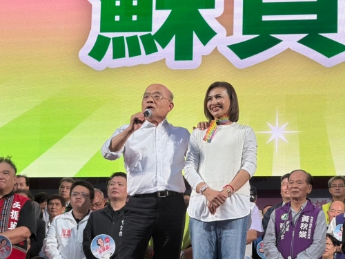 有意角逐高雄市長的綠委邱議瑩（右），30日下午在高雄鳳山區(qū)議會路舉辦大型造勢，前“行政院長”蘇貞昌（左）壓軸站臺助講。