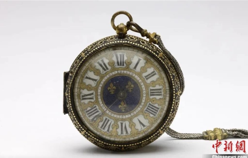 北京故宮博物院收藏的路易十四銅鍍金殼懷表，是法國國王路易十四送給清朝康熙皇帝的一件禮物。