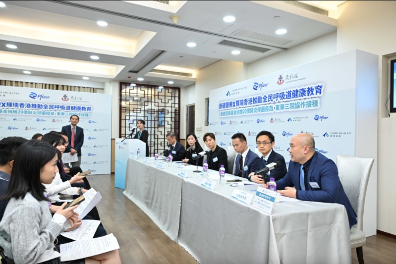 康健國際醫(yī)療營運總監(jiān)陳振康（右一）表示，捐贈20價肺炎球菌結(jié)合疫苗為第一步，期望基金日后可做得更多。